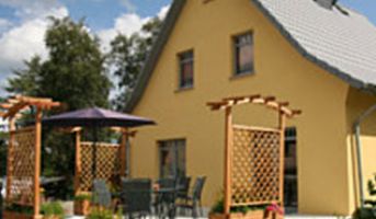 Ferienhaus Hinterseite mit Terasse.jpg